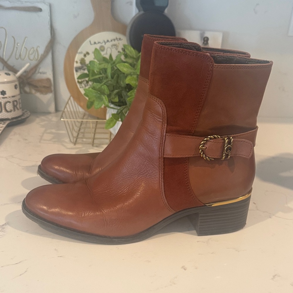 Tamaris Elegant Brown Leather Ankle Boots